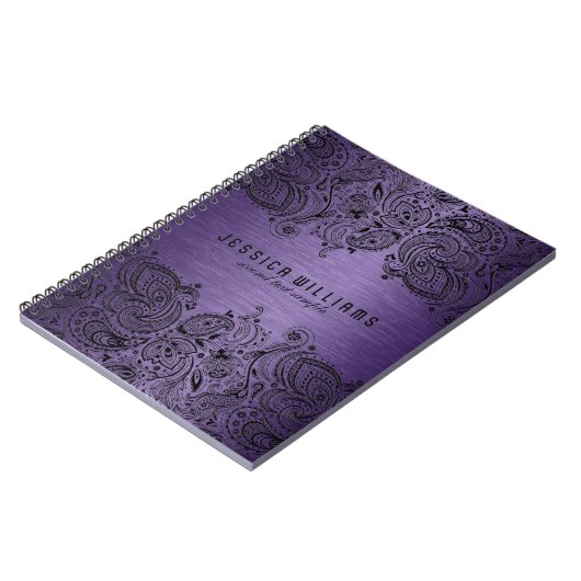 Paarse metalen achtergrond met zwarte zijde notitieboek (Linkerzijde)