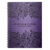 Paarse metalen achtergrond met zwarte zijde notitieboek (Voorkant)