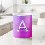 Paarse Metallic Monogram Naam & Initiaal Koffiemok<br><div class="desc">Paarse Faux Metallic Roestvrij staalmonogram Naam en Initiaal Koffie Mok. Het koffiekopje is het perfecte cadeau voor iemand die houdt van luxe metalen design.</div>