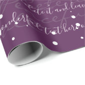 Paarse minimalistische aangepaste tekstsneeuwval cadeaupapier (Rol Hoek)