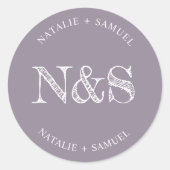 Paarse minimalistische & elegante gewaagde Initial Ronde Sticker (Voorkant)