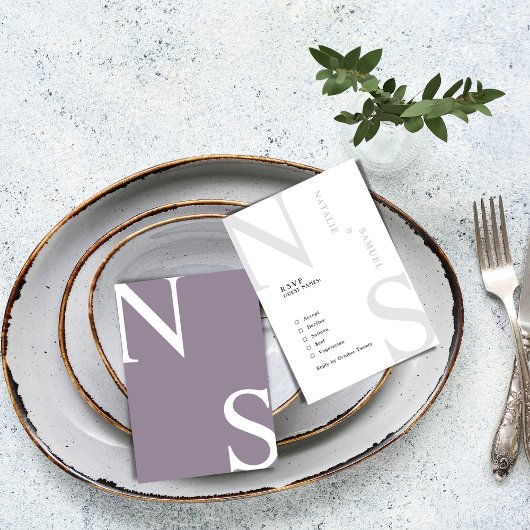 Paarse minimalistische & elegante gewaagde Initial RSVP Kaartje