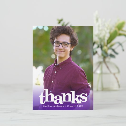 Paarse moderne foto-afstuderen gewaagde typografie bedankkaart (Staand voorkant)