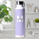Paarse moderne naam monogram waterfles<br><div class="desc">Creëer uw eigen gepersonaliseerde Lila Paarse naam Monogram waterfles. Deze schattige en stijlvolle waterfles heeft een zacht lila paarse achtergrond voor een frisse en kalmerende uitstraling. Een vet wit initiaal zit in het midden, bedekt met een vloeiende zwarte scriptnaam voor een persoonlijke touch aan beide zijden. Ideaal voor studenten, leraren,...</div>