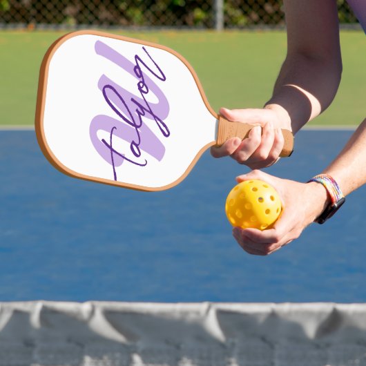 Paarse monogram aangepaste naam en initiaal pickleball paddle (Insitu)