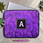 Paarse monogram bladpatroon vet typografie chic laptop sleeve<br><div class="desc">Een paarse, roze en blauw ombre bladdamastpatroon op een rijke, diepe paarse gestructureerde achtergrond siert deze moderne, trendy en meisjesachtige monogramed neopreen laptophoes. Pas dit elegante sleeve aan met uw monogram initiaal. Maakt een chique en stijlvolle statement elke keer dat je het gebruikt. Deze laptophoes is verkrijgbaar in drie formaten:...</div>