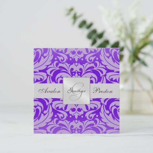 Paarse Monogram Damask Wedding Uitnodiging (Staand voorkant)