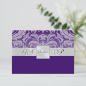 Paarse Monogram Halve Damask RSVP Uitnodiging om a (Staand voorkant)