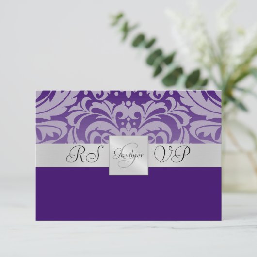 Paarse Monogram Halve Damask RSVP Uitnodiging om a (Staand voorkant)