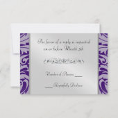 Paarse Monogram Halve Damask RSVP Uitnodiging om a (Achterkant)