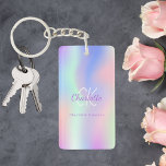 Paarse monogram holografisch roze sleutelhanger<br><div class="desc">Een trendy holografische achtergrond met pastelkleuren in roze,  paarse,  mintgroen. Personaliseer en voeg uw voornaam,  monogram initialen en volledige naam toe. Paarse en witte gekleurde letters.</div>