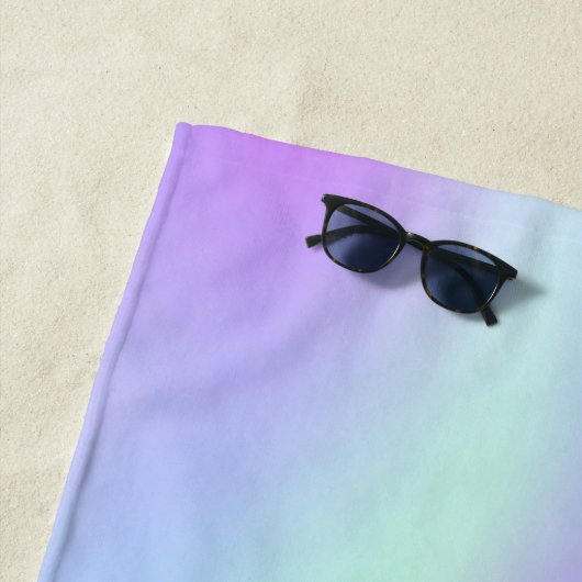 Paarse monogram holografisch roze strandlaken (In situ)