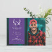 Paarse Monogram Laurel WreatAfstuderen Foto Aankondiging (Staand voorkant)