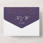Paarse Monogram Trouwkaart met Regenboog Confetti All In One Uitnodiging (Achterkant)