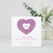 Paarse monogram tulp hart verkleinde trouwdag aankondiging (Staand voorkant)