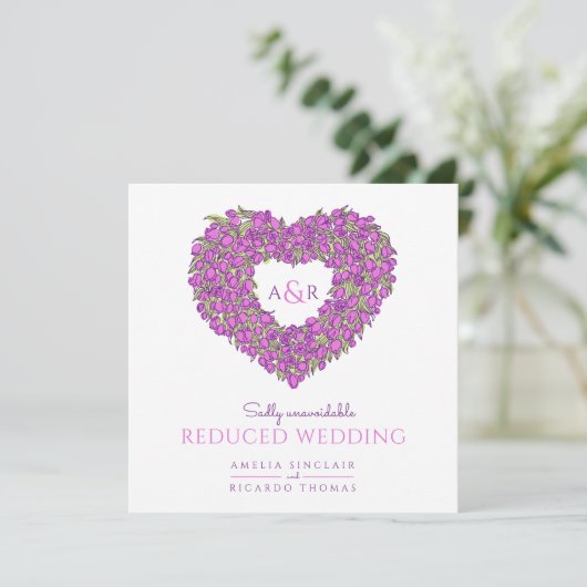 Paarse monogram tulpen hart verminderd huwelijk aankondiging (Staand voorkant)