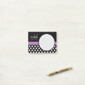 Paarse monogram zwarte witte poladot post-it® notes (Op bureau)