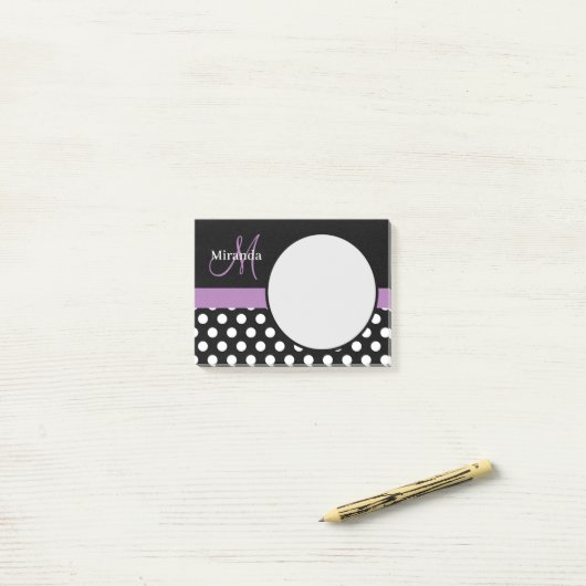 Paarse monogram zwarte witte poladot post-it® notes (Op bureau)