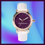 Paarse naam Classy Glam Roos Gouden Witte Band Pol Horloge<br><div class="desc">Dit stijlvolle glam roos gouden womens polshorloge is versierd met een aubergine paarse achtergrond, witte band en gepersonaliseerd met jouw naam. U kunt de naam eenvoudig wijzigen en desgewenst de witte getallenlijnen verwijderen. Wat een geweldig modern cadeau voor een bruidsmeisje, bruidsmeisje, afstuderen, moederdag, verjaardag, of een andere speciale gelegenheid. Alle...</div>