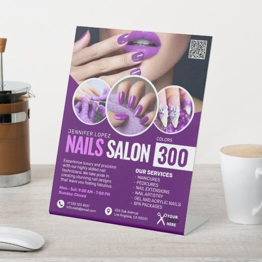 Paarse nagelsalon, schoonheidssalon, make-upkunste reclamebord met voetstuk (Insitu)