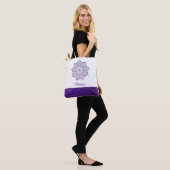 Paarse namaak glitters mandala op wit tote bag (Op model)