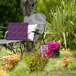 Paarse natuurlijke bruine bloemen kussen