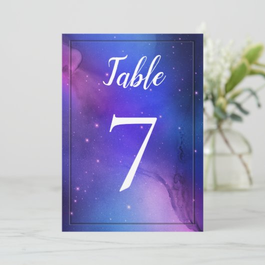 Paarse Nebula Celestial Art Wedding Table Number Kaart (Staand voorkant)