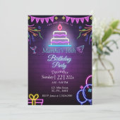 PAARSE NEON GLOEIT IN HET DONKERE VERJAARDAGSFEEST KAART (Staand voorkant)