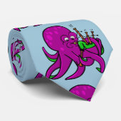 Paarse octopus speelt groene doedelzakken stropdas (Opgerold)