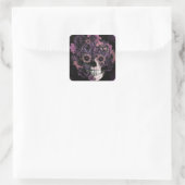Paarse ohm schedel met verfspatten. vierkante sticker (Tas)