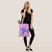 Paarse olifant voor droomroze Waterverven Tote Bag (Op model)