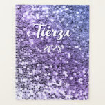 Paarse Ombre Chunky Glitter gepersonaliseerd Planner<br><div class="desc">Een moderne gedurfde naam in het wit met een donkerblauwe slagschaduw op een blanco planner. De lettergrootte, kleur en stijl kunnen worden aangepast. Verhoog de lettergrootte voor korte namen als u dat wilt. De achtergrond is een faux paarse blauw ombre confetti of pailletten glitter met sprankelende vlekken of wazige bokeh....</div>