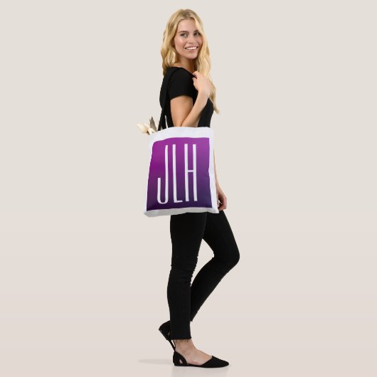 Paarse Ombre & Witte Initialen of andere Tekst Tote Bag (Op model)