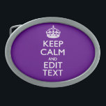 Paarse ongelukken houden kalm en Jouw tekst gemakk Gesp<br><div class="desc">Uw gepersonaliseerde Keep Calm gezegde op een fijn aangepast diepgaand paars accentkleurstijldecor. Een gepersonaliseerd gezegde van de Stijl van de Kalm van het Levensonderhoud op één van een vriendelijk gift. Een grappige of grillige poging om uw creatieve woorden op twee bewerkbare tekstregels te zetten. Vergeet niet om de KAPITAALletters voor...</div>