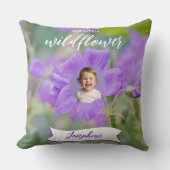 Paarse Onze Kleine Wildflower Custom Kind Fotonaam Kussen (Voorkant)
