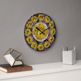 Paarse opuntia cactus met uitgesneden gele bloemen grote klok