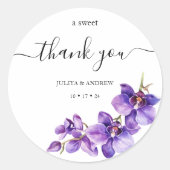 Paarse orchidee en wit script bruiloft ronde sticker (Voorkant)