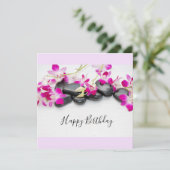 Paarse orchidee met een zwarte verjaardagskaart vo (Staand voorkant)