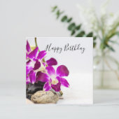 Paarse orchidee met een zwarte verjaardagskaart vo (Staand voorkant)