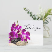 Paarse orchidee met steen op witte achtergrond dan bedankkaart (Staand voorkant)