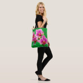 Paarse Orchidee op Groene Tote tas (Op model)