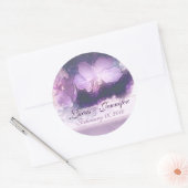 paarse orchideeën in linnen bewaar de datum ronde sticker (Envelop)