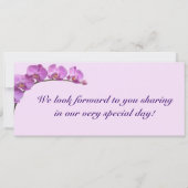 Paarse orchideeën over het uitnodigen van een brui kaart (Achterkant)