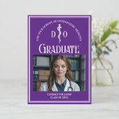 Paarse Osteopathische Medische School Afstuderen F Aankondiging (Staand voorkant)