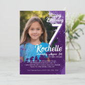 Paarse Paint Splatter Foto 7e Verjaardag Uitnodige Kaart (Staand voorkant)