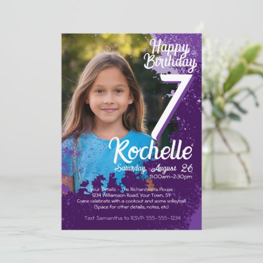 Paarse Paint Splatter Foto 7e Verjaardag Uitnodige Kaart (Staand voorkant)