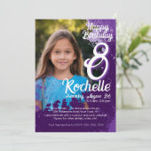 Paarse Paint Splatter Foto 8e Verjaardag Uitnodige Kaart (Staand voorkant)