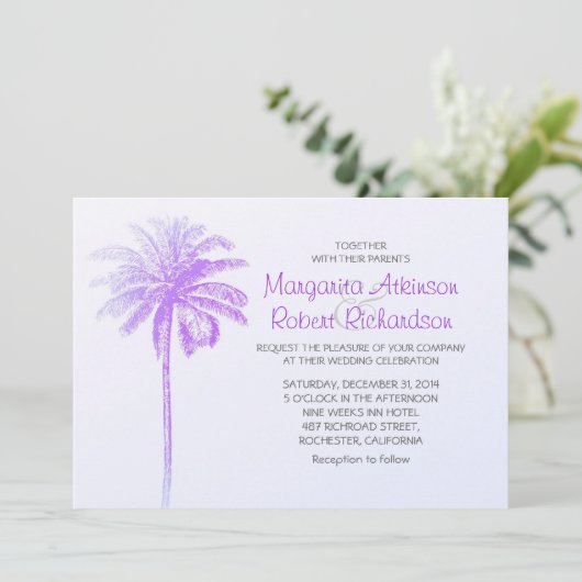 paarse palmboom witte strand huwelijksuitnodiginge kaart (Staand voorkant)