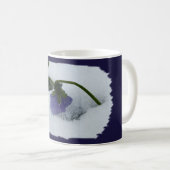 Paarse pansie op sneeuw koffiemok (Voorkant rechts)