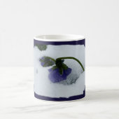 Paarse pansie op sneeuw koffiemok (Center)